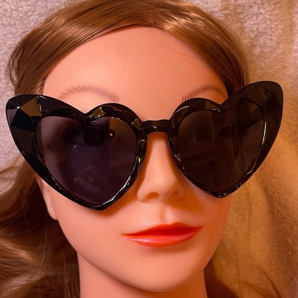 Black Heart-Shaped Oversized Sunglasses Retro Design - Picture 4 of 5